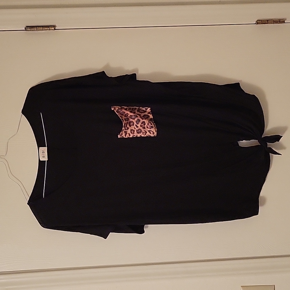 Flattering black tee with accent pocket. BiBi size "S" but fits like XL